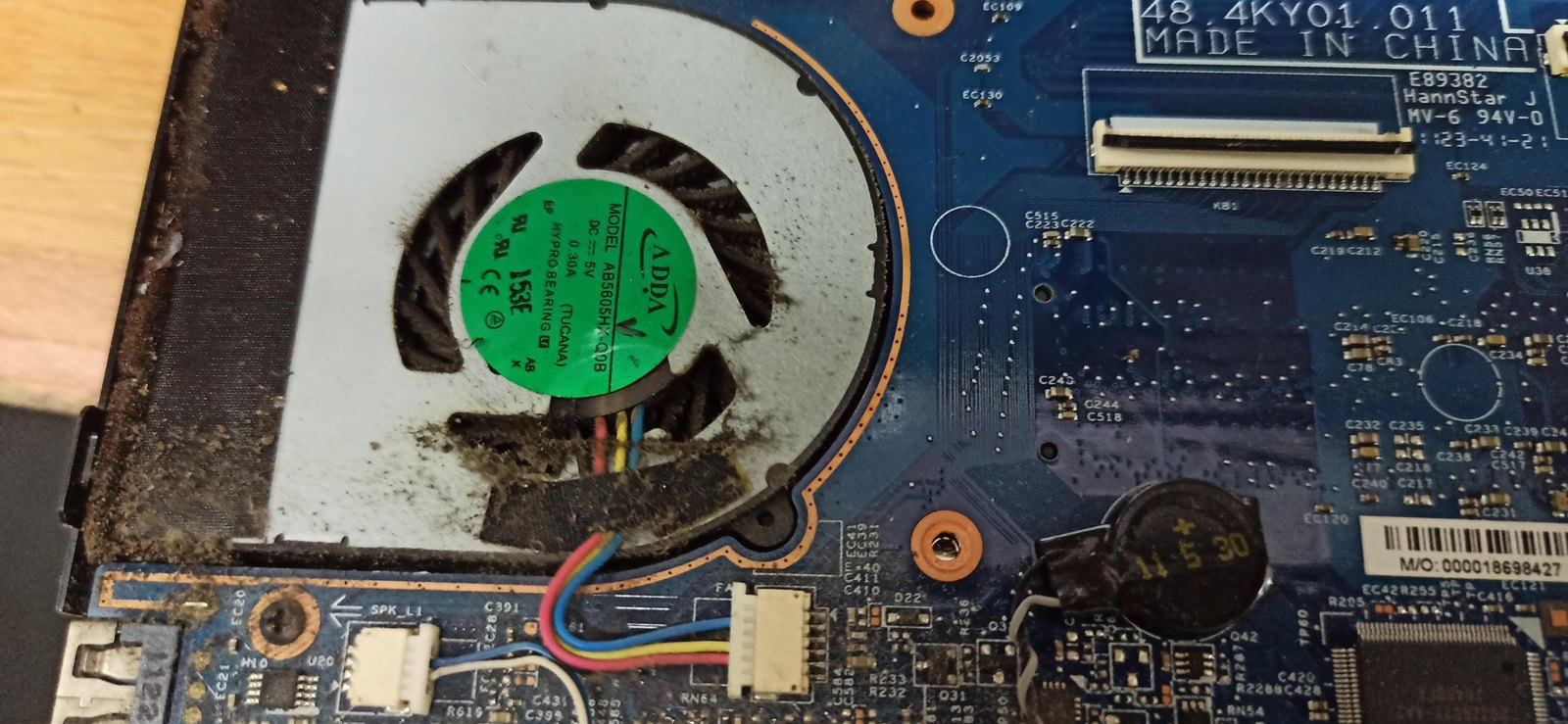 Cooler interno de notebook con suciedad para mantenimiento térmico