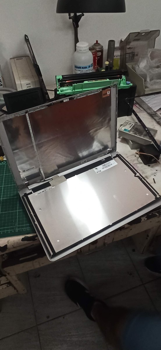 Notebook abierta para cambio o reparación de pantalla
